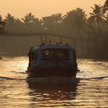 Hotel Marari Houseboat à Mararikulam Extérieur photo
