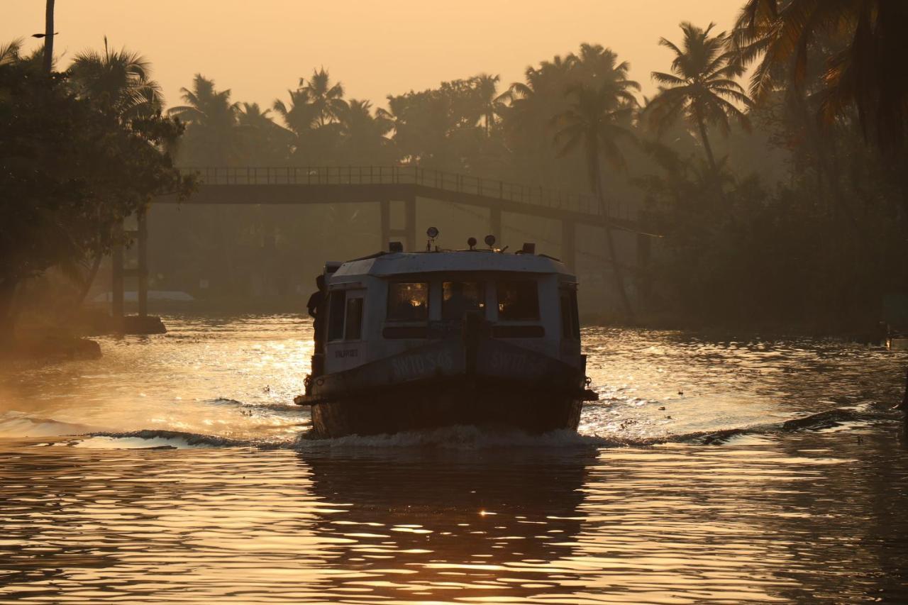 Hotel Marari Houseboat à Mararikulam Extérieur photo