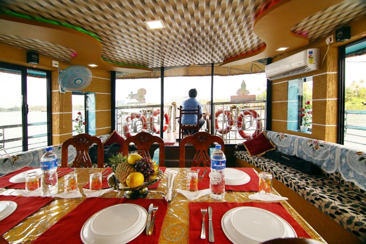 Hotel Marari Houseboat à Mararikulam Extérieur photo