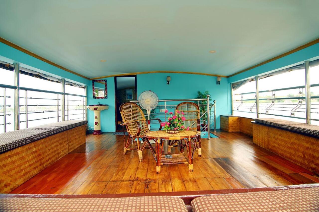 Hotel Marari Houseboat à Mararikulam Extérieur photo