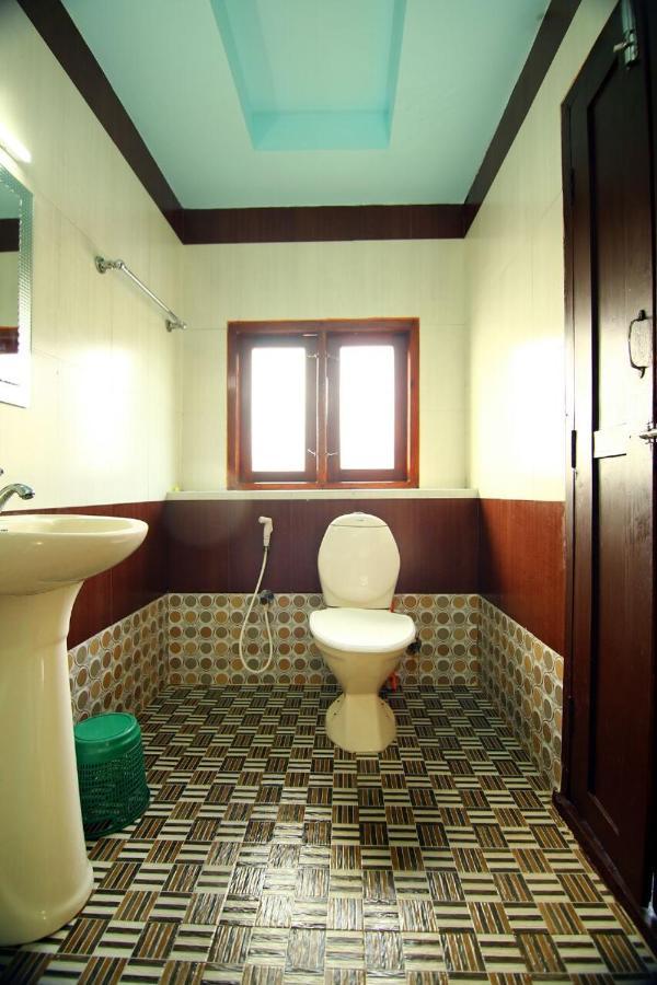 Hotel Marari Houseboat à Mararikulam Extérieur photo