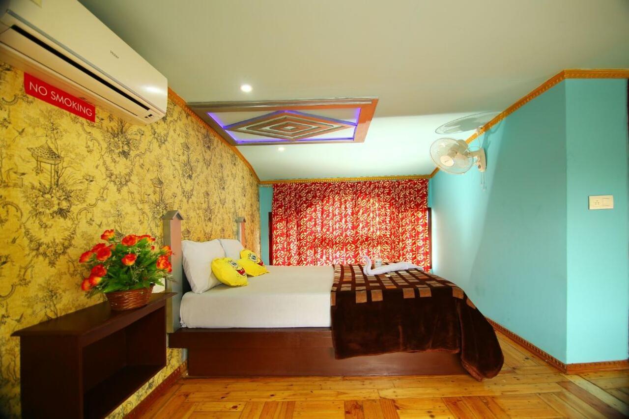 Hotel Marari Houseboat à Mararikulam Extérieur photo