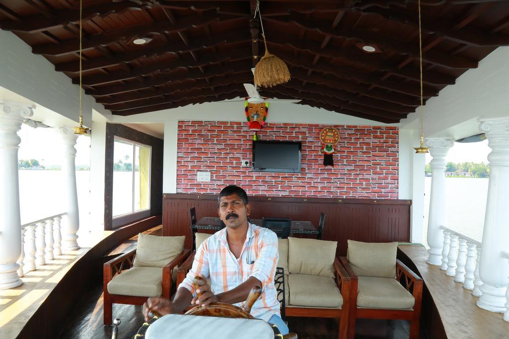Hotel Marari Houseboat à Mararikulam Extérieur photo