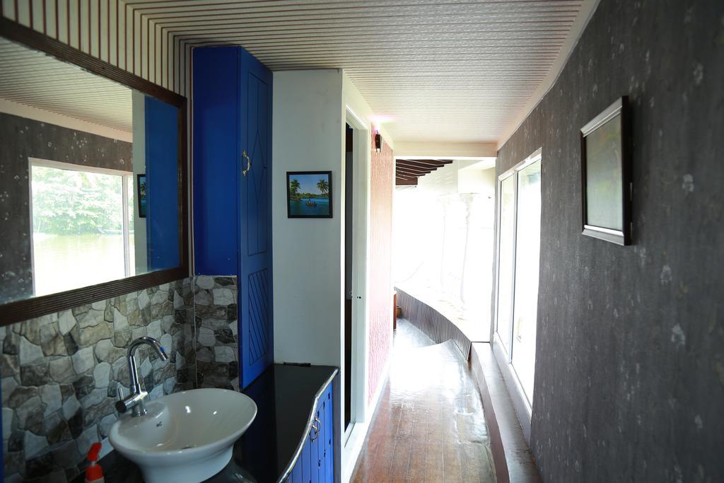 Hotel Marari Houseboat à Mararikulam Extérieur photo