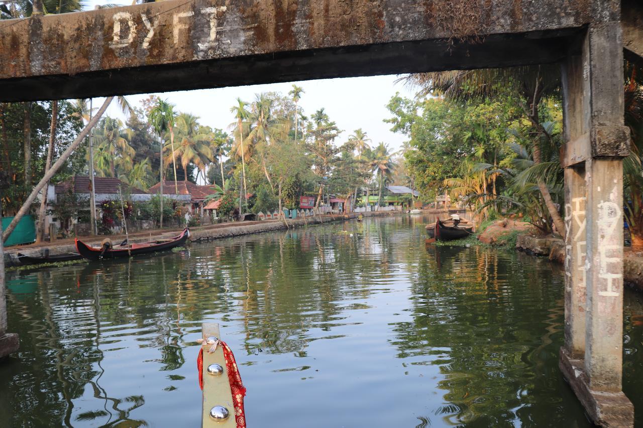 Hotel Marari Houseboat à Mararikulam Extérieur photo