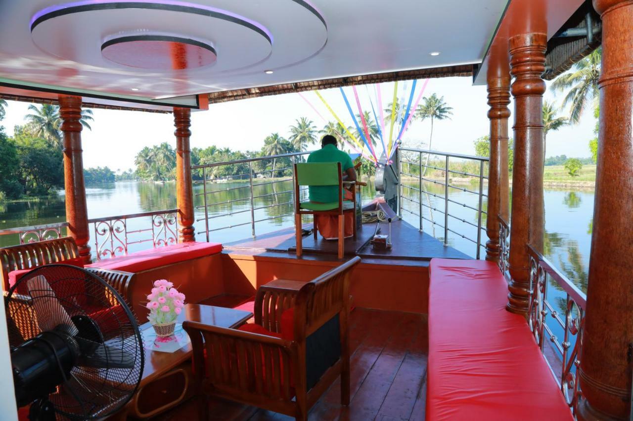 Hotel Marari Houseboat à Mararikulam Extérieur photo